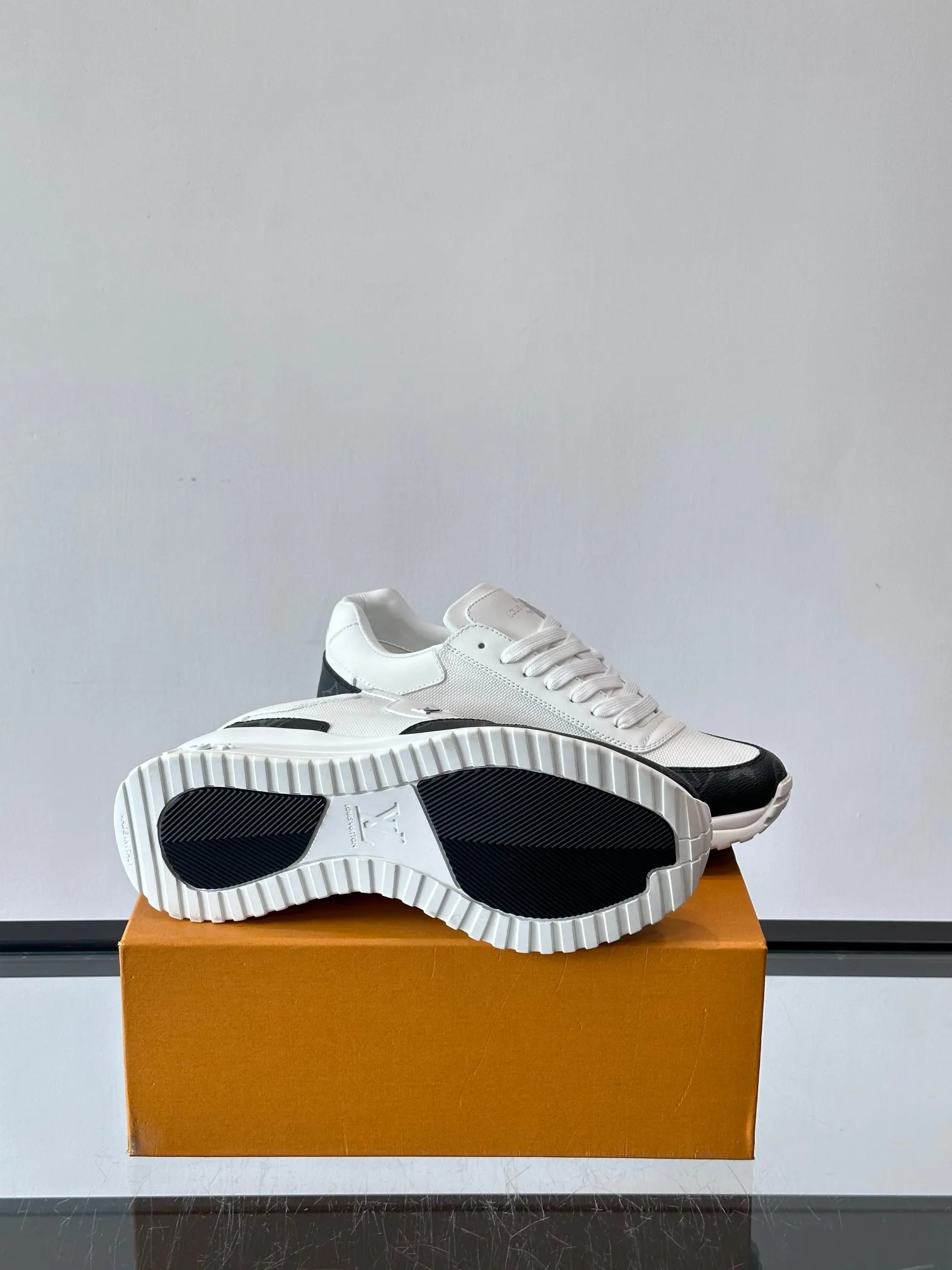 Men's Men's Shoes 💰500 [New Style] 🐡🐡LV🆕RUN AWAY sneakers, this Run Away sneaker is made of first-layer cowhide leather and breathable original material. The wedge-shaped rubber outsole continues the running shoe design, embellished with Monogram flowers, the L V letter is marked on the tongue, and the Louis Vuitton Paris logo is embellished on the back. Paired with brand logo cotton feet, the mesh lining and heel are spliced ​​and wrapped in cowhide, making the upper foot comfortable and breathable! size: 39-44 (38.45.46 customized)